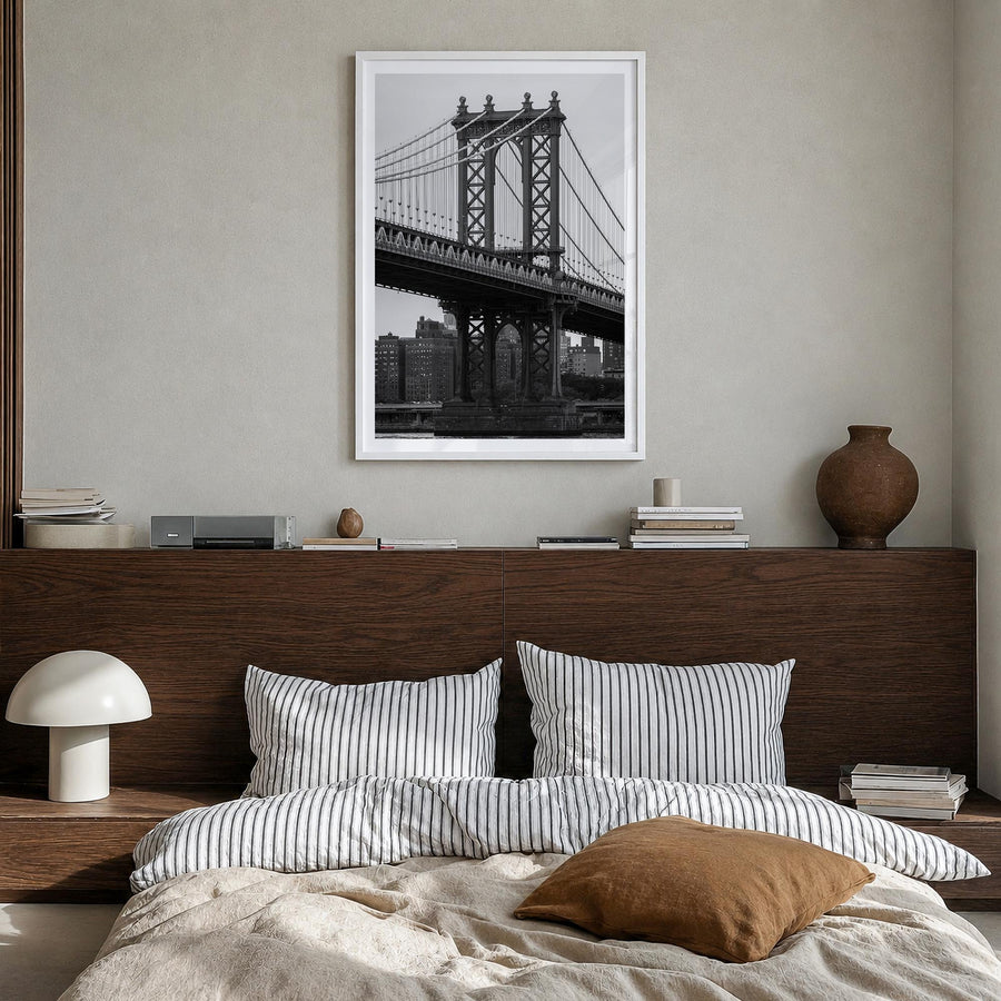 Manhattan Bridge black & white photo poster of New York, USA – vertical wall art in white wood frame with white border, hangi