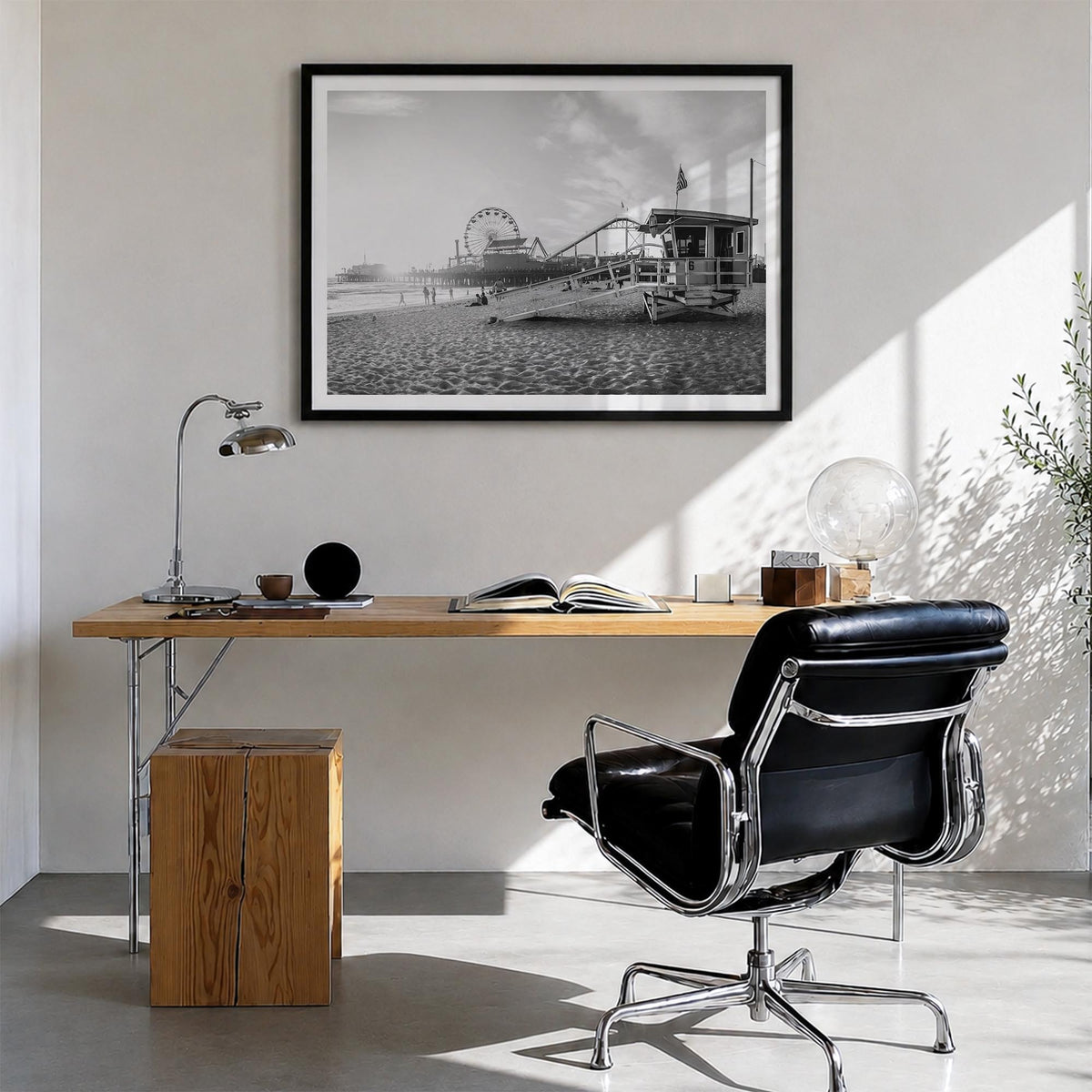 Santa Monica black & white photo poster of California, USA – horizontal wall art in black wood frame with white border, hangi